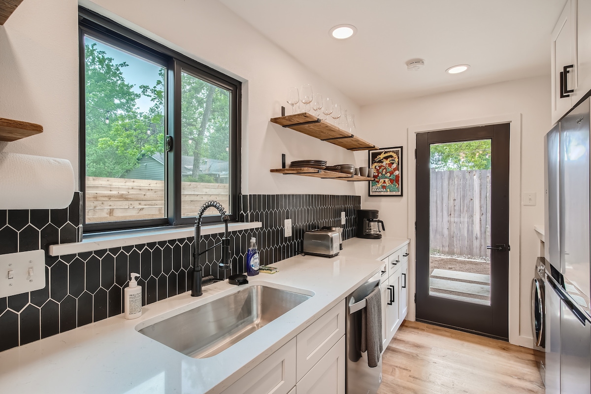 Two bed walkable Austin home close to the downtown