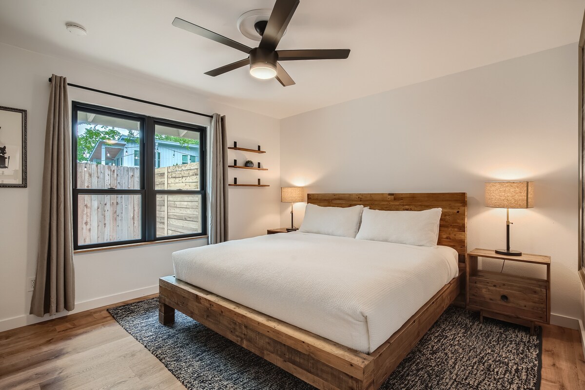 Two bed walkable Austin home close to the downtown