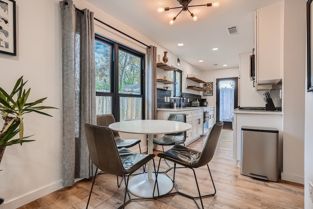 Two bed walkable Austin home close to the downtown