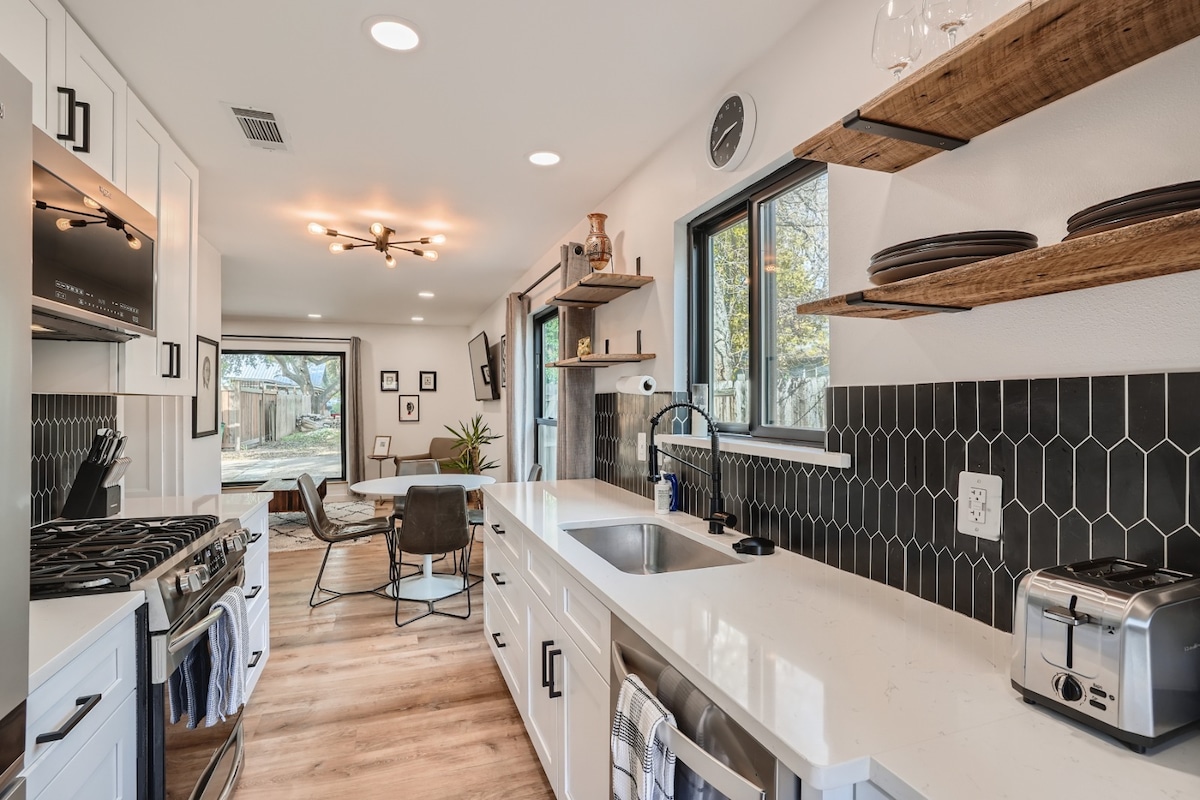 Two bed walkable Austin home close to the downtown