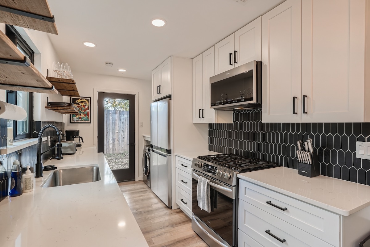 Two bed walkable Austin home close to the downtown