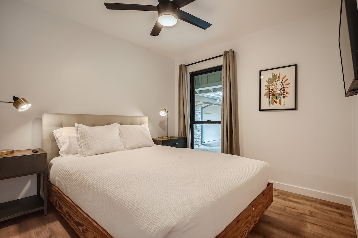 Two bed walkable Austin home close to the downtown