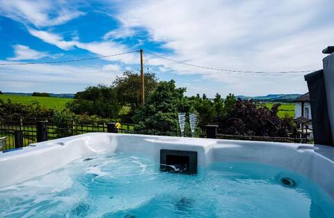 Lovely 2 bedroom cottage with hot tub