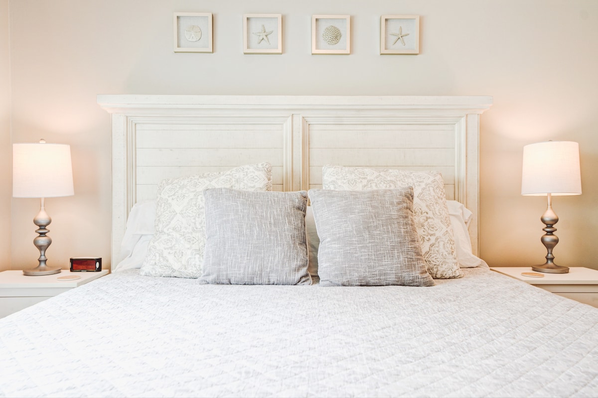 Დაიმუხტეთ ლუქს-კლასის საცხოვრებელში: თქვენი დიდი საძინებელი გიწვევთ განტვირთვისთვის