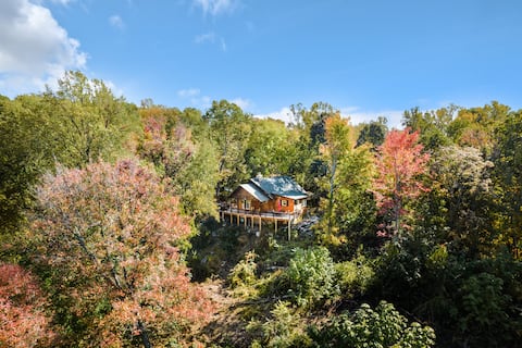 Cozy Log Cabin w/views + Hot Tub near Shenandoah