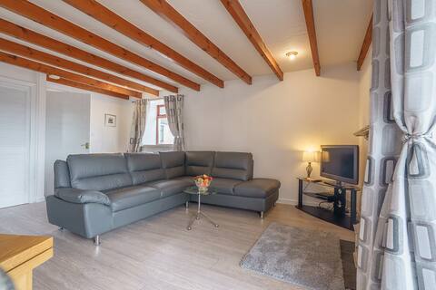 Cosy 1 bedroom cottage with hot tub