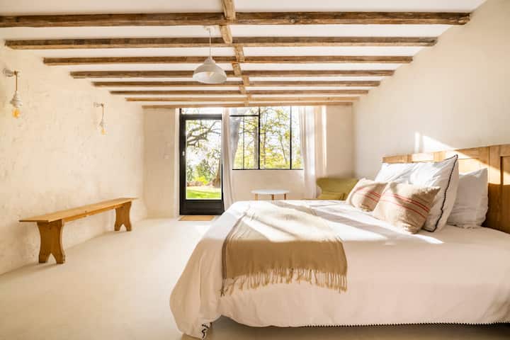 chambre 4 , rez de jardin, (dans la maison mais un peu à l'écart) sortie vers jardin côté piscine 