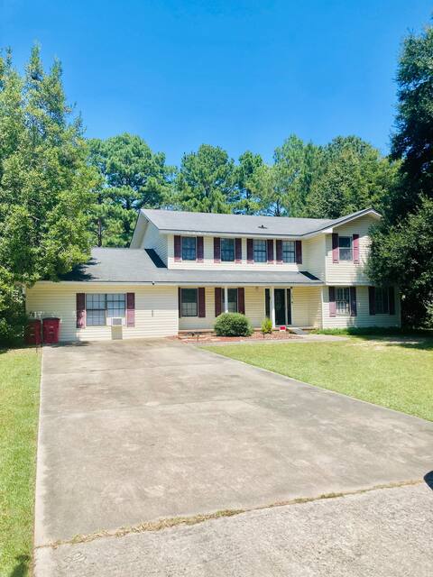 Large home with 4 bedrooms & Pool