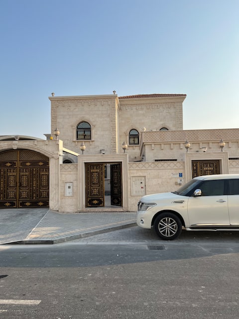 Luxurious/ Spacious 4 Bedroom Villa Janoub Stadium