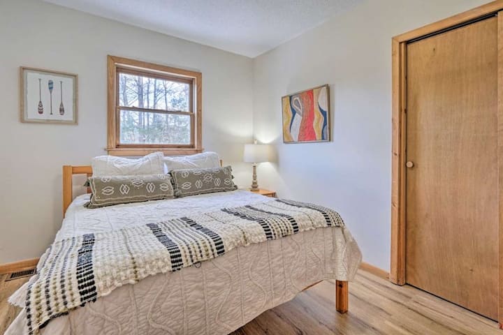 غرفة نوم بسرير كبير 1