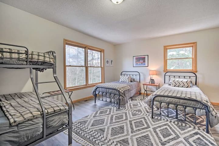 غرفة في الطابق العلوي تضم سرير كوين و3 أسرّة مزدوجة