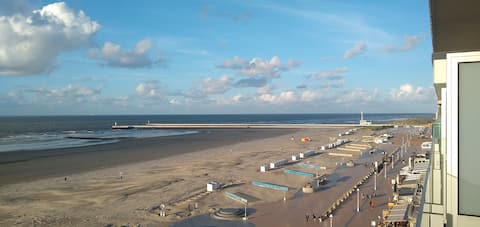Top Airbnb: Studio with beautiful sea views, separate sleeping area. in Nieuwpoort