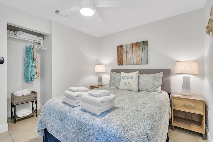 Tweede kamer met queensize bed en Sealy-matras.  Kamer is voorzien van kast, nachtkastjes en plafondventilator.