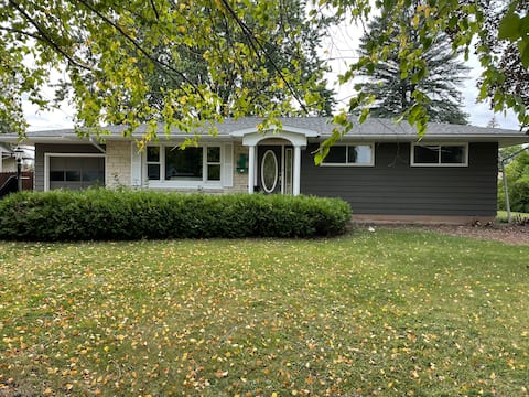 Cheerful three-bedroom home with free parking