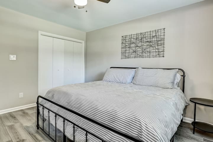 Dormitorio 1 aparte de la reseña del huésped: “Tuvimos una estancia perfecta. Las camas eran cómodas, las toallas suaves y las necesidades básicas proporcionadas. Se lo recomendaría a cualquiera ».
