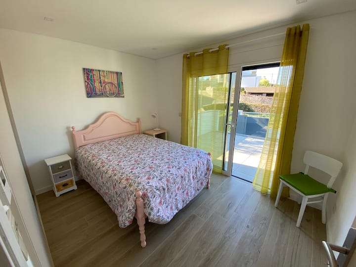 Chambre double avec accès au patio, volets occultants et armoire intégrée avec beaucoup de rangement.