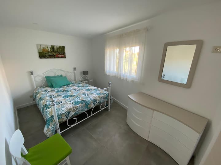 Chambre double au rez-de-chaussée avec salle de bain privée et avec la petite rivière juste de l'autre côté des fenêtres.