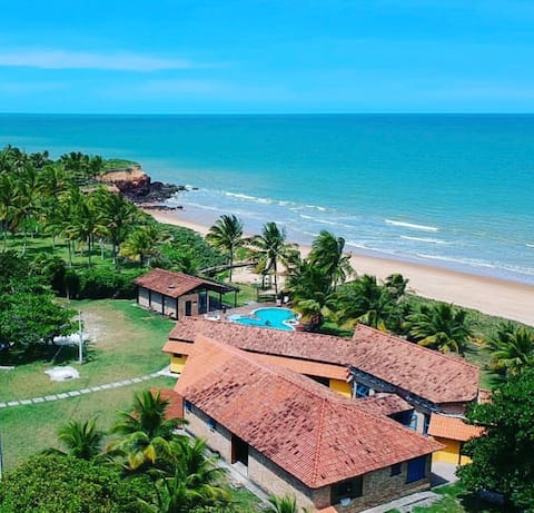 House with 10 en-suites on a deserted and paradisiacal beach
