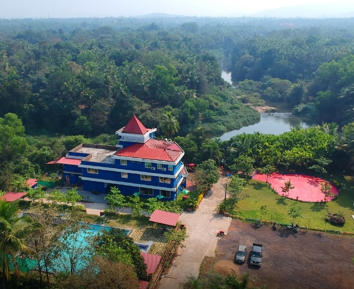 Chrisanders Zimmer mit Blick auf den Riverview 1 Hotels zur Miete in