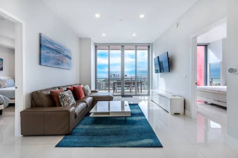 Popular Airbnb listing: Luxury Modern Penthouse, 2 Private Terraces, Pool in Hallandale Beach