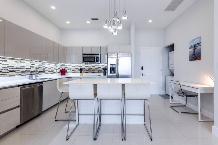 Luxury Modern Penthouse, 2 Private Terraces, Pool gallery image 5