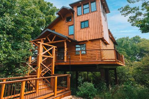 VIEWS Luxury Treehouse with Hot Tub Sleeps 6
