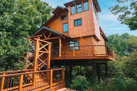 VIEWS Luxury Treehouse with Hot Tub Sleeps 6