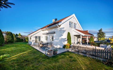 Pleasant house with fireplace and proximity to the lake