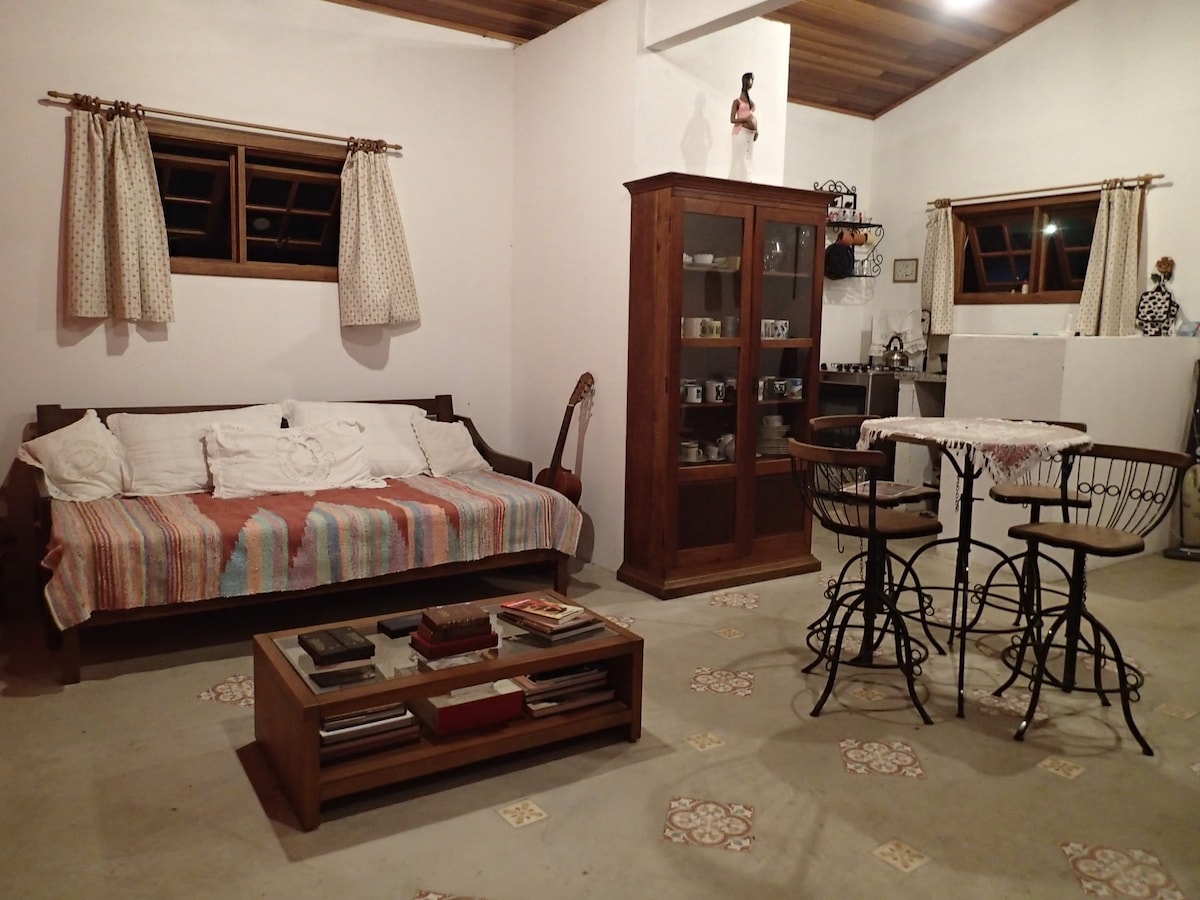 这栋房子非常适合一对夫妇或两位旅行伴侣入住，卧室内设有双人床，沙发配有1.15米宽的床垫。 