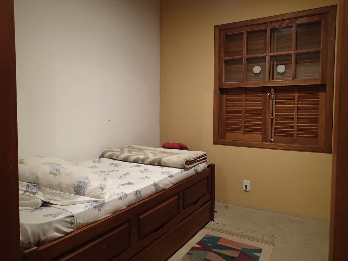 房间不大，毕竟我们说的是迷你屋……但空间温馨舒适，设备齐全。 除了床外，还有一个带抽屉的衣柜。 