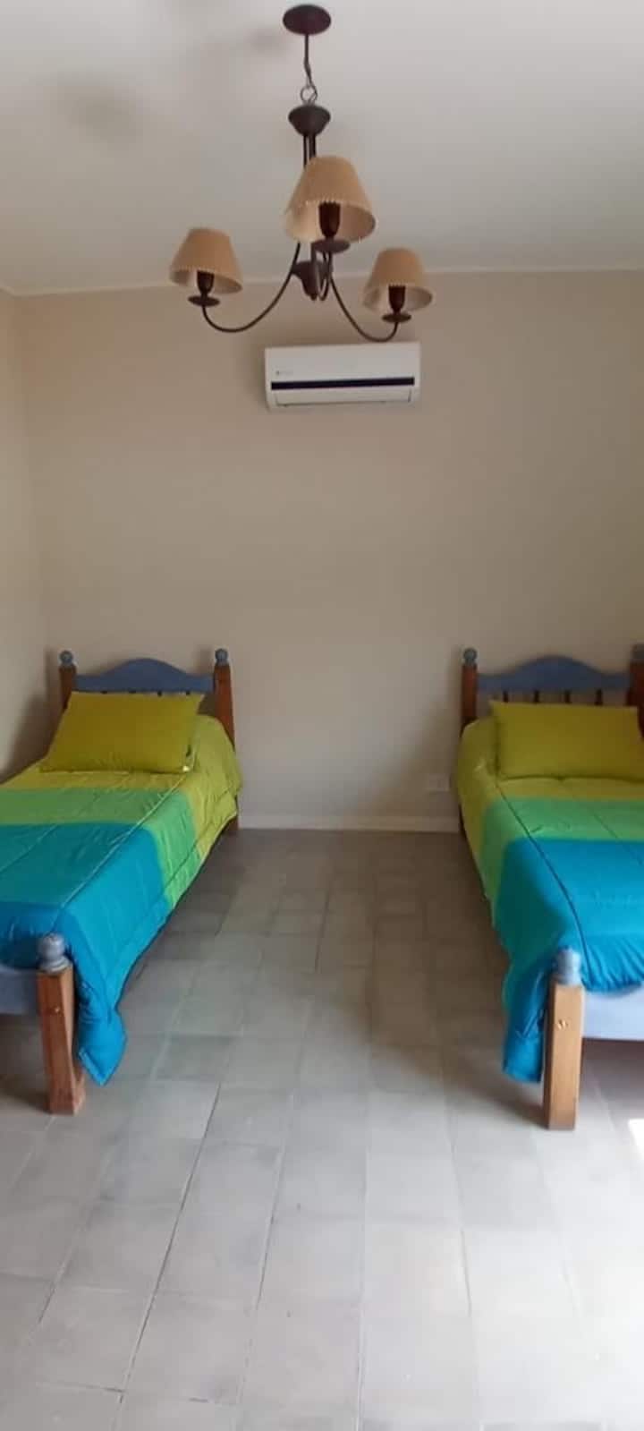 Dormitorio 1.Anexo.
 2 camas con placard