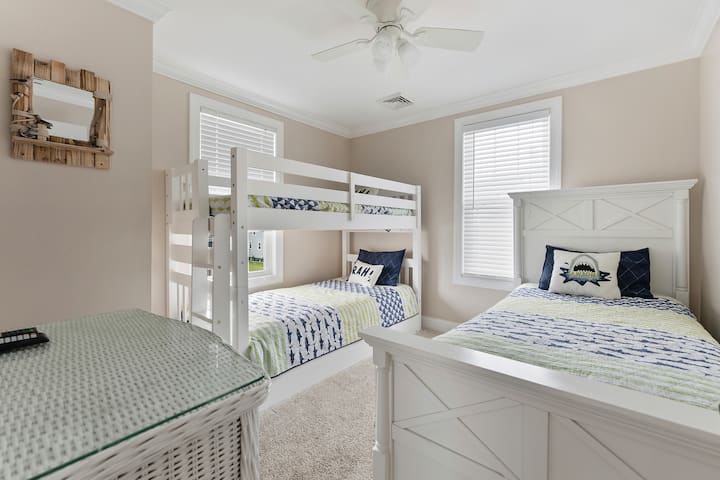 二楼双层卧室，带有1米宽单人床。 