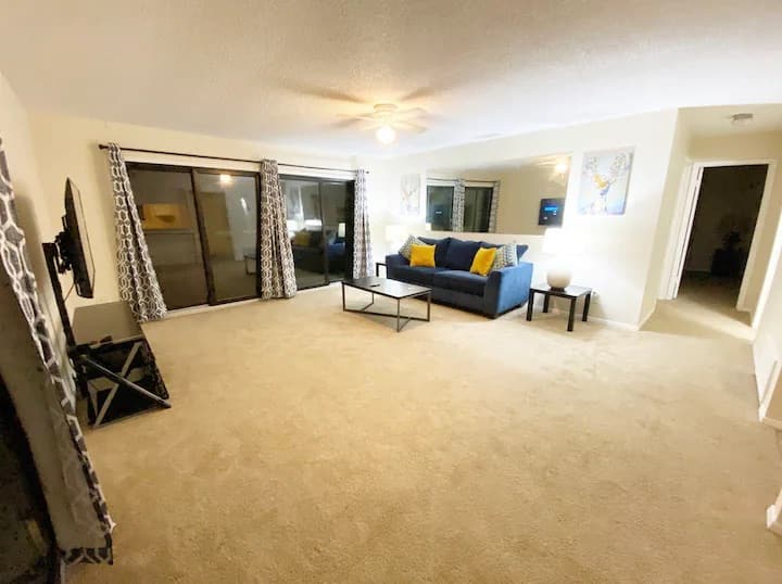 Lovely Spacious 2 Bedroom Condo - Crosby, TX