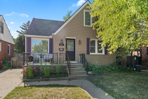 Stylish South Walkerville Home w Hot-Tub & Firepit