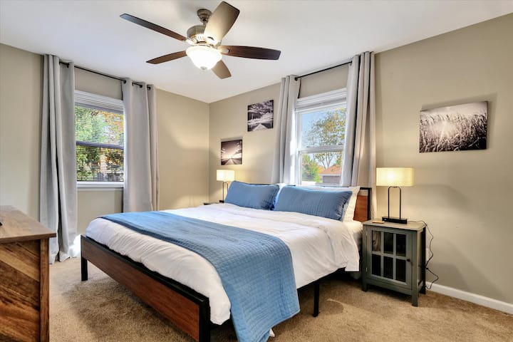 غرفة نوم بسرير كبير مع تلفزيون وحمام خاص