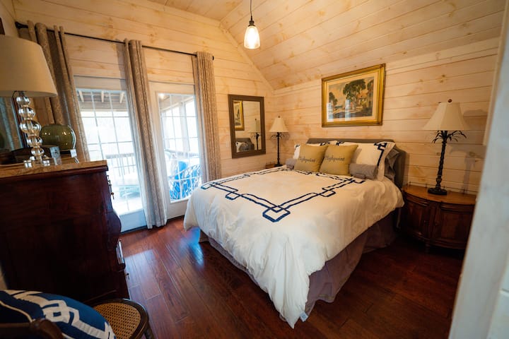 upstairs bed 1-facing back of house-queen