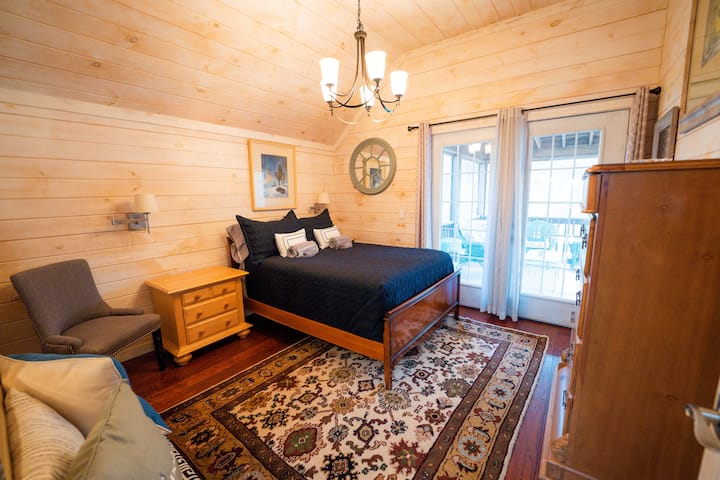 upstairs bed 3-facing back of house-full/double