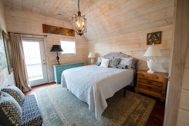 upstairs bed 2-king-front of house