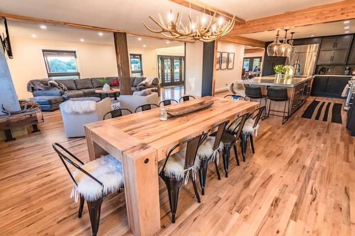 6 bedroom cabin sleeps 20 with hot tub & game room