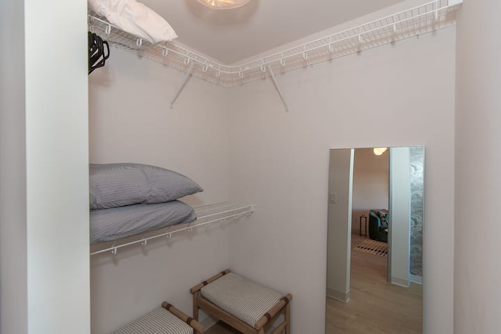 El amplio armario en el dormitorio incluye un espejo de cuerpo entero, así como estanterías, perchas y bancos para guardar cuidadosamente tu ropa/equipo.