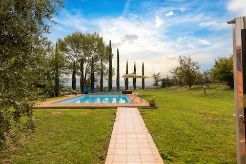 villa with pool in the hills of Bevagna