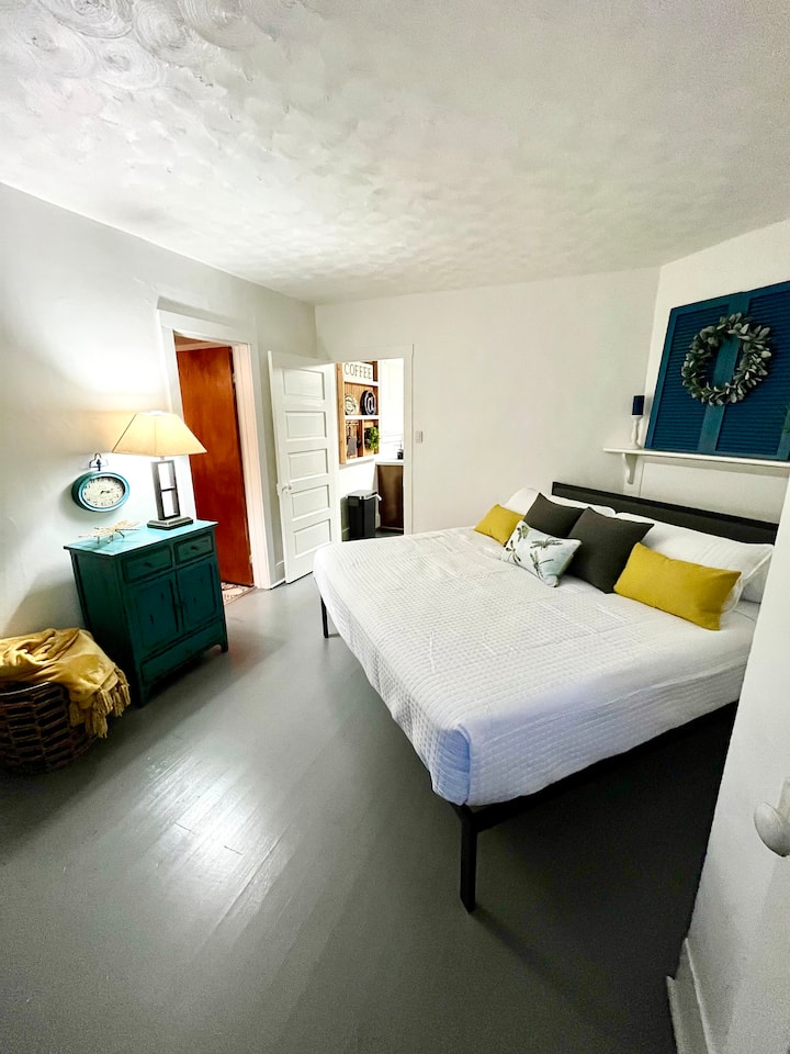 Брачен кревет (широк 180-220 см). 