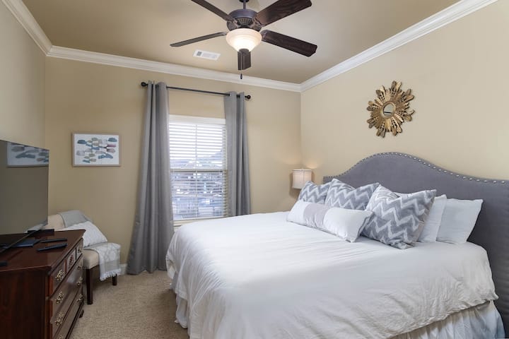 Მეორე საძინებელი ახალი Stearns & Foster King ზომის, ბალიშის ზედა ლეიბითა და ახალი 55-დუიმიანი სმარტ-ტელევიზორით