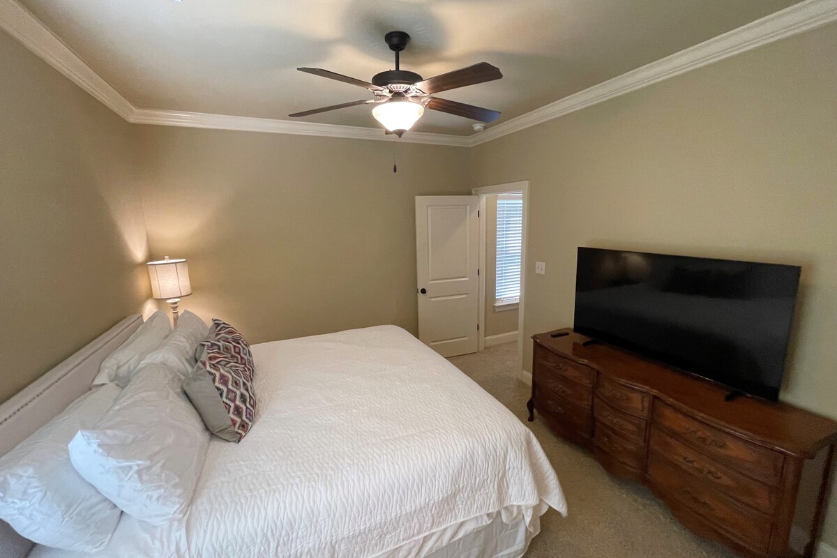 ห้องนอนใหญ่พร้อมสมาร์ททีวีใหม่ขนาด 55 นิ้ว