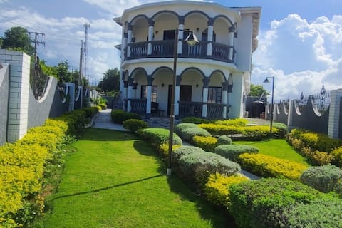 Luxurious & Modern - 5 Bedroom Villa in Falmouth