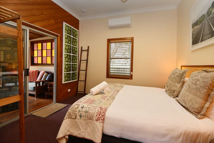 Დიდი საწოლი და შესანიშნავი ფერადი ხედვა