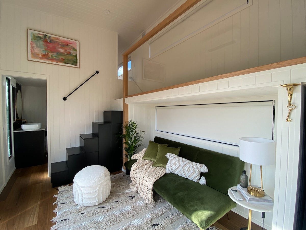 Successful Airbnb property: Stunning Eco Friendly Tiny Home on Lovedale Road ! in Lovedale