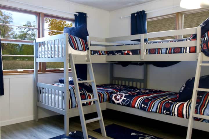 Bedroom 2 with twin bunkbeds