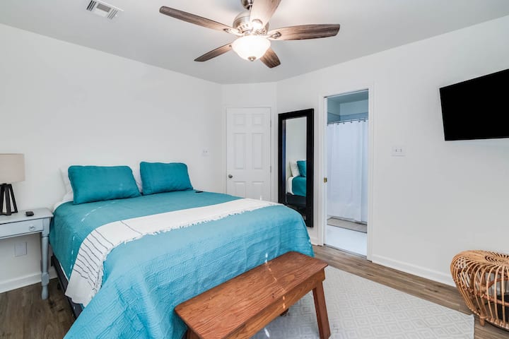 主卧室设有一张标准双人床和套内卫生间。