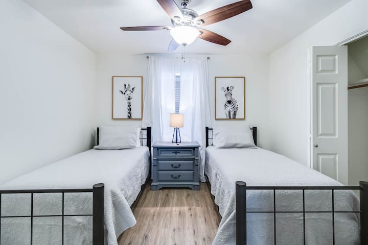 楼上客房配备2张1米宽单人床